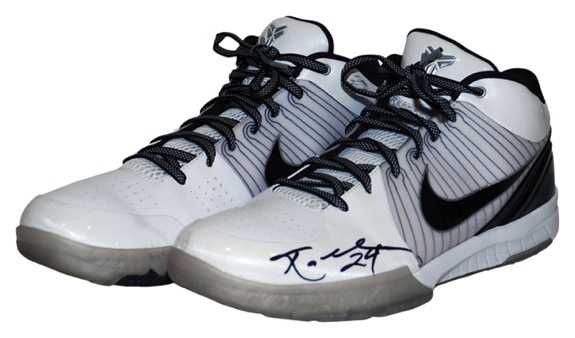 2008-2009 Kobe Bryant Los Angeles Lakers Game-Used & Autographed Sneakers (JSA) (Championship Season)
