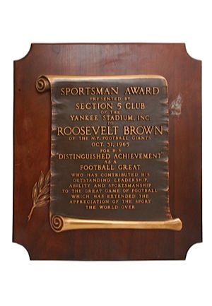 10/31/1965 Sportsman Award Presented to Roosevelt Brown