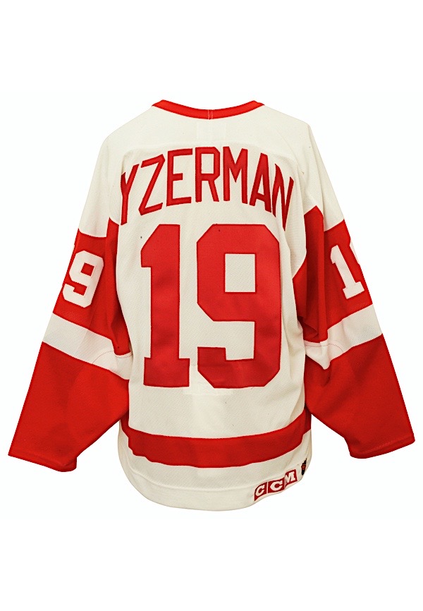 Vintage NHL (CCM) - Detroit Red Wings Steve Yzerman #19 Big Logo